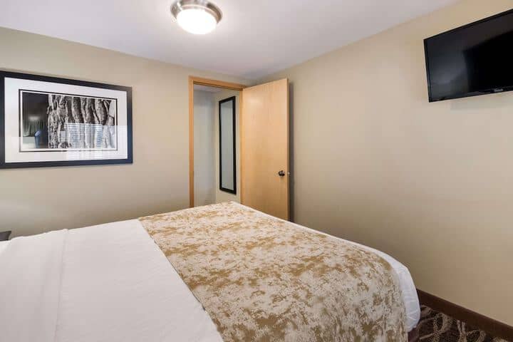 Room 4 of 27